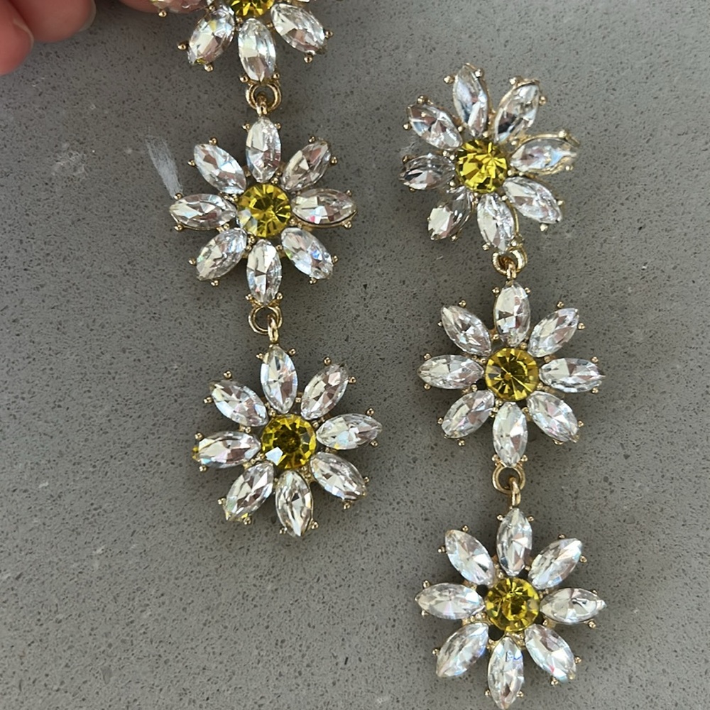 2 for 20$ 🌼 Dangling daisy crystal earrings - Picture 3 of 4